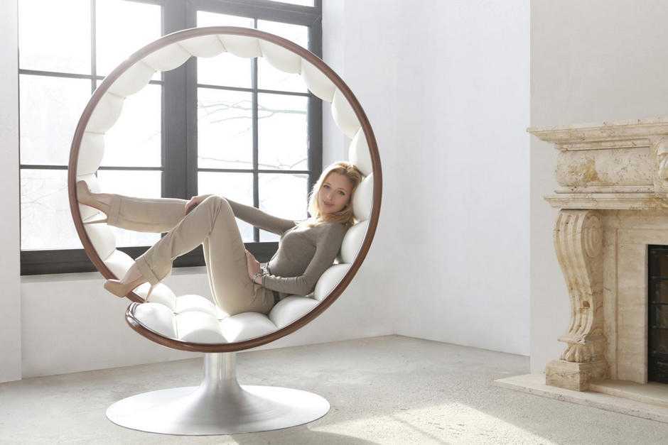 Голая женщина в большом круглом кресле