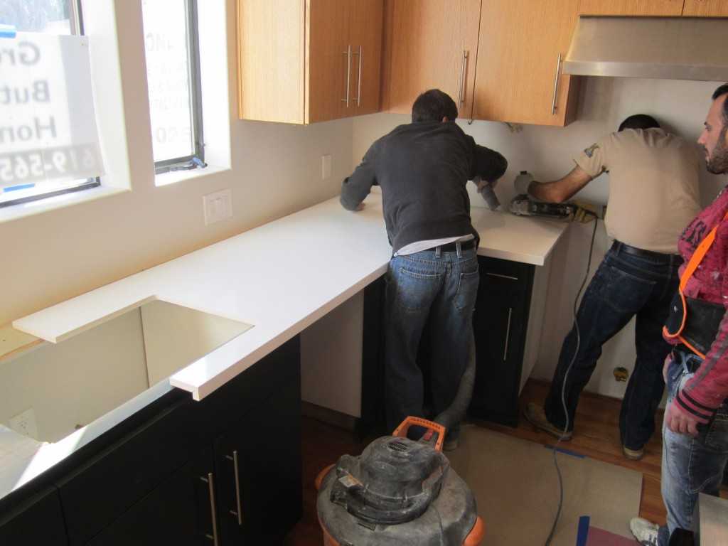 Замена столешницы для кухни: как поменять составляющую кухонного гарнитура своими руками? как демонтировать старую поверхность и установить новую?