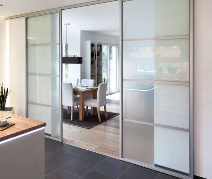 Раздвижные двери на кухню (31 фото): модели между гостиной и другой комнатой, межкомнатные кухонные двери, варианты для разделения кухни с залом
