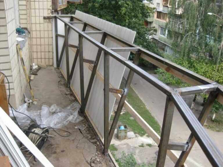 Остекление балкона с выносом: монтаж, установка подоконника пошагово