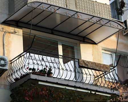 Навесы над балконом из поликарбоната — украшение для вашего дома