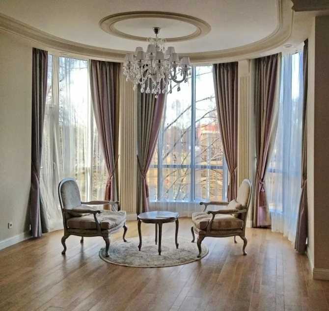 Шторы на эркерное окно в гостиной (68 фото): дизайн зала с эркерными шторами, правила оформления оконного проема, советы по выбору штор