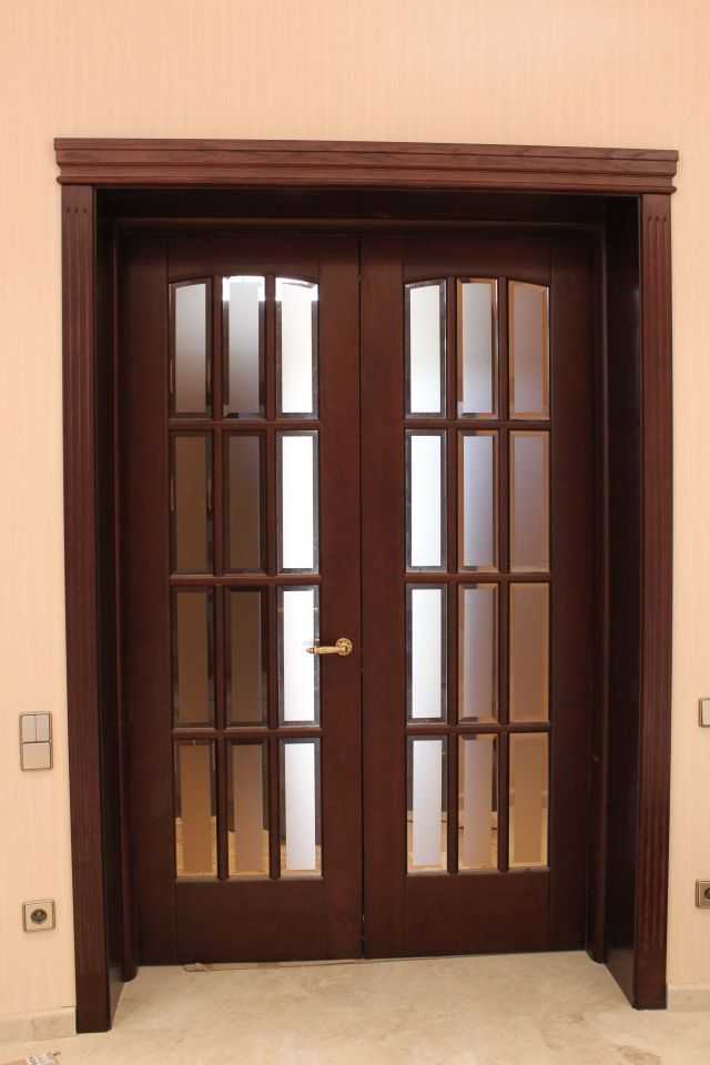 Распашные двери (52 фото): двойные стеклянные межкомнатные двери, размеры двустворчатых конструкций