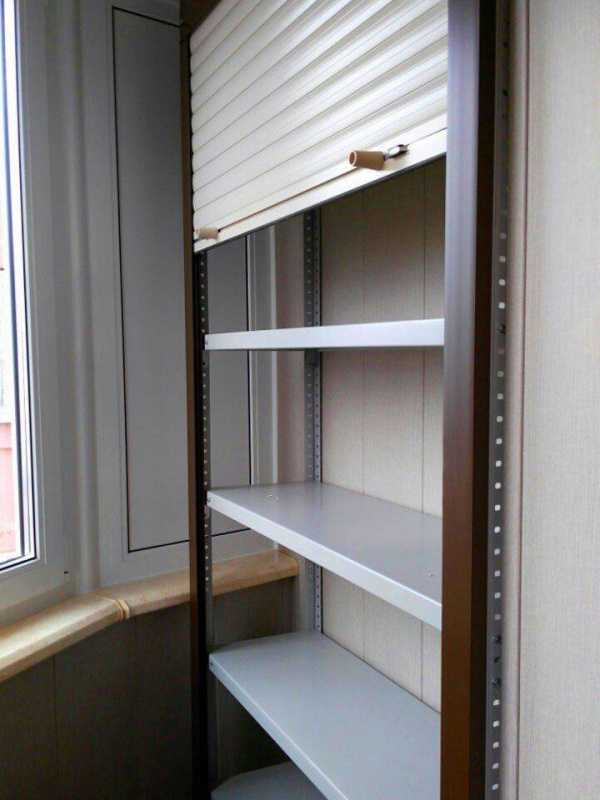 Стеллаж на балкон (59 фото) — металлическая и деревянная модель для рассады с дверцами
