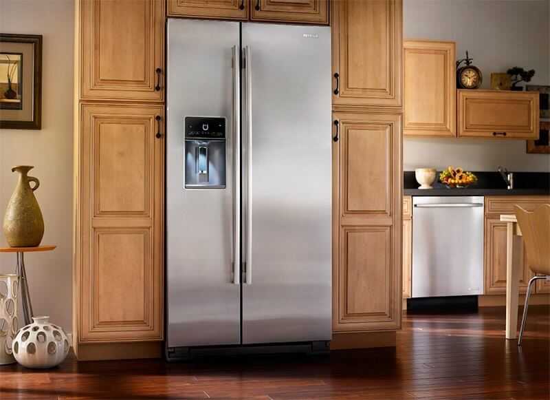 3 способа встроить обычный холодильник в кухню