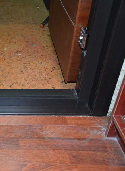 Как сделать порог у входной двери дома или квартиры: фото
