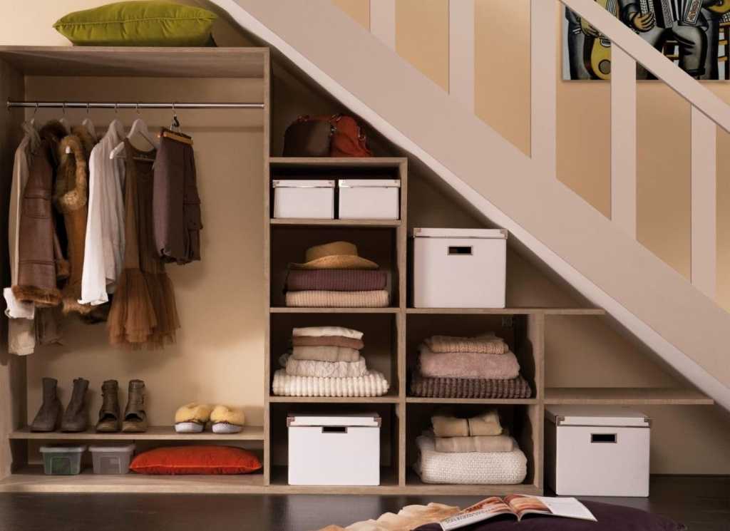 Гардеробная в квартире – удобное пространство для хранения одежды и других вещей Ее можно обустроить в нише однокомнатной квартиры, на лоджии Каковы же должны быть размеры гардеробной комнаты