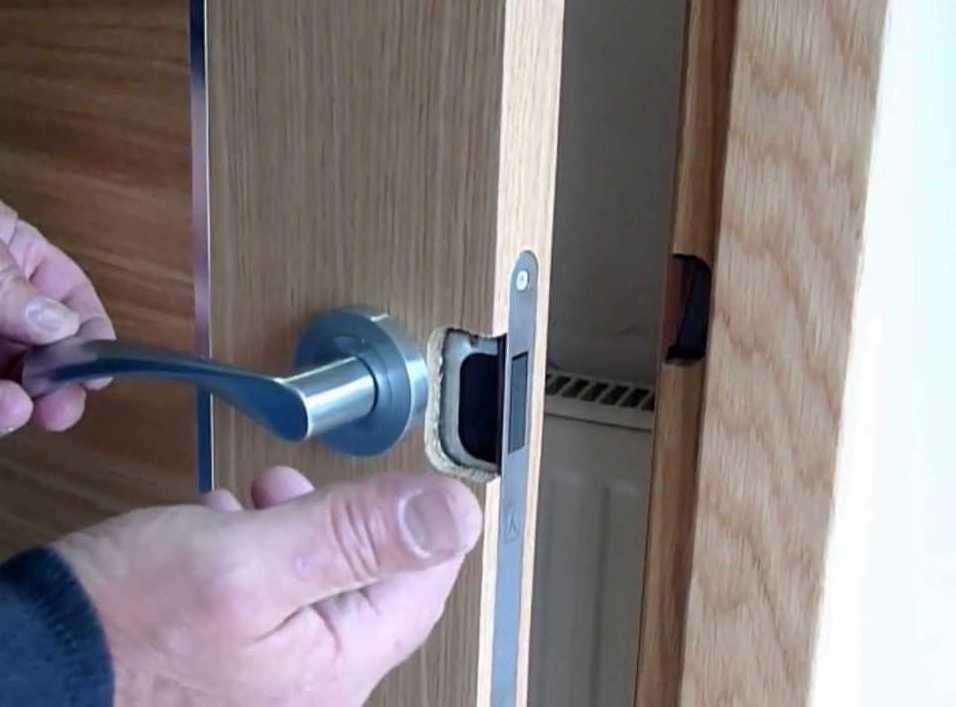 Как установить замок на металлическую дверь