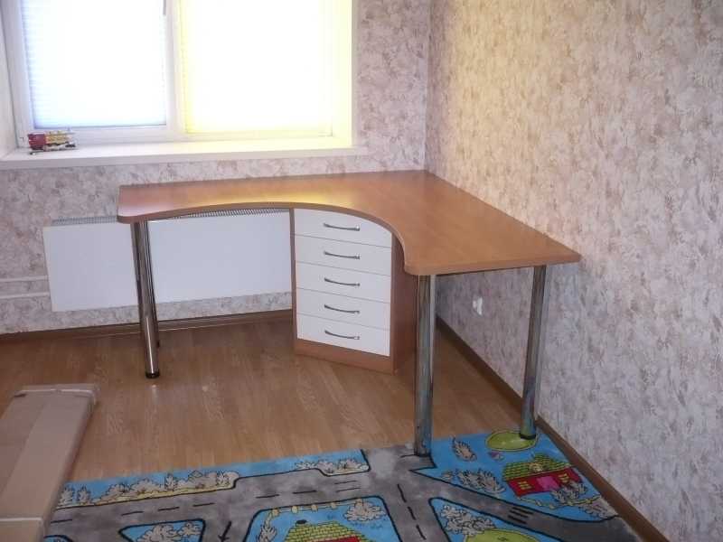 Письменный стол для двоих детей (78 фото): детские модели для школьников, расстановка вдоль окна