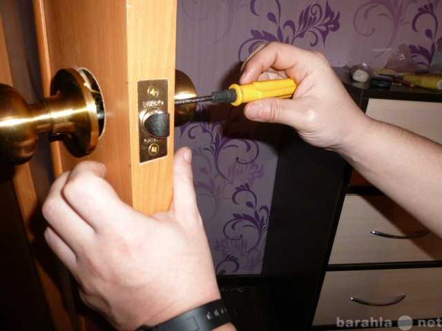 Врезка замка в межкомнатную дверь (34 фото): как врезать и установить устройство своими руками? монтаж дверных замков с помощью фрезера