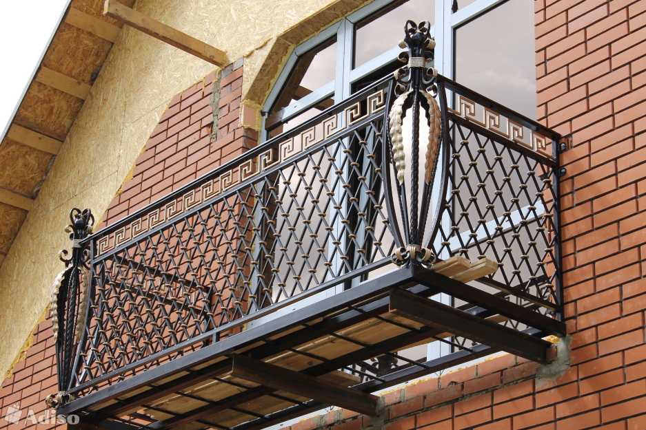 Перила на балкон (51 фото): деревянные ограждения и из металла для террас и лоджии