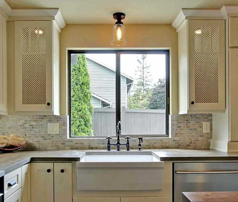 Дизайн маленькой кухни с балконом (44 фото): кухня с большим окном и балконной дверью, интерьер небольшой п-образной кухни с балконом