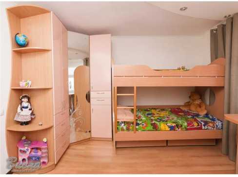 Двухъярусная угловая кровать для детей ([n[ фото): детская мебель со шкафом и столом для двоих малышей