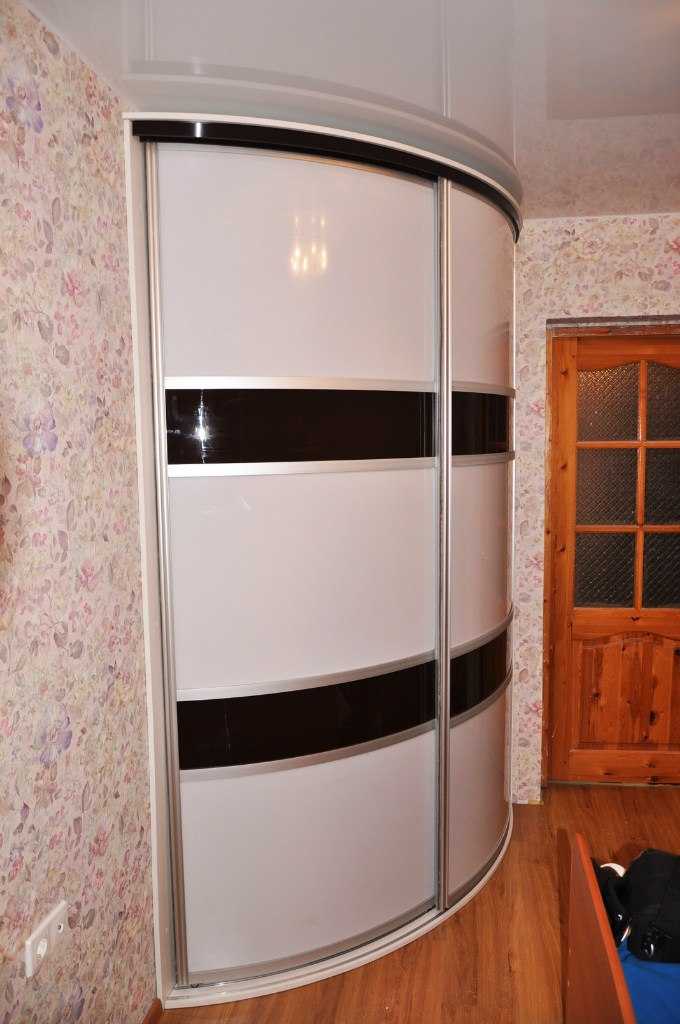 Радиусный шкаф в гостиную - модели и устройство | фото