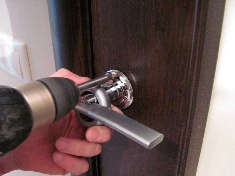 Ремонт ручки входной металлической двери: замена + разновидности
