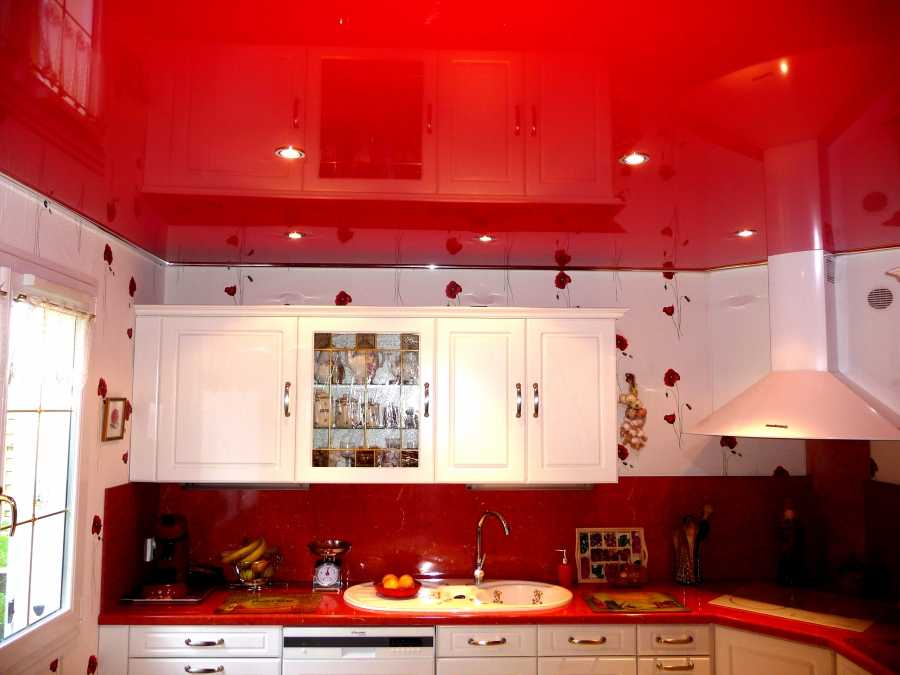 Начиная ремонт на кухне, многие решают отказаться от традиционного белого цвета для потолка. Цвет потолка на кухне может быть каким угодно: черным, красным или даже зеленым. Какой цвет будет гармонировать с интерьером вашей кухни