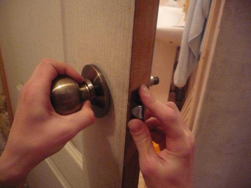 Как самостоятельно разобрать круглую дверную ручку межкомнатной двери
