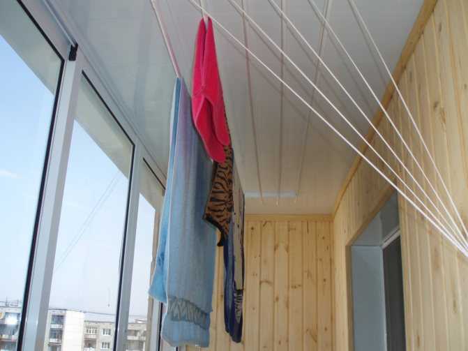 Сушилка для белья на балкон (39 фото): подвесная и потолочная сушилка, балконная вешалка, веревки для сушки