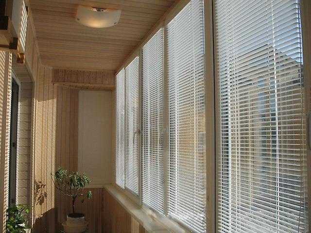 Рулонные шторы на балкон и лоджию (65 фото): шторы для раздвижных алюминиевых балконных окон в интерьере и другие модели. как повесить бамбуковые шторы? отзывы
