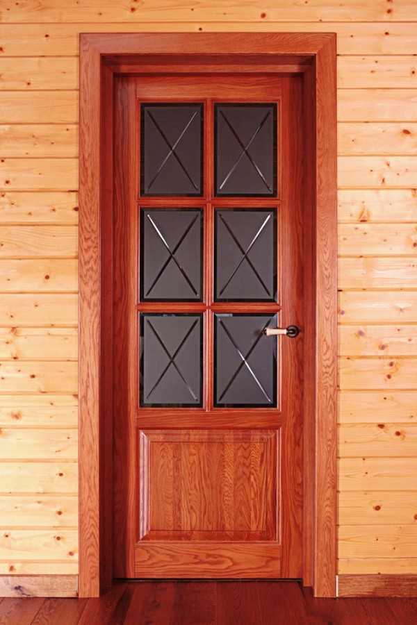 Двери деревянные дома цена. Деревянные двери межкомнатные. Дверь входная деревянная. Деревянная дверь со стеклом. Двери наружные деревянные.