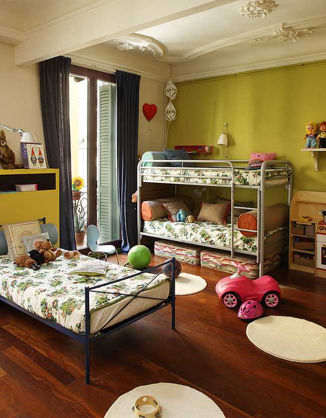 Кровати для троих детей: подходящие варианты в маленькую комнату