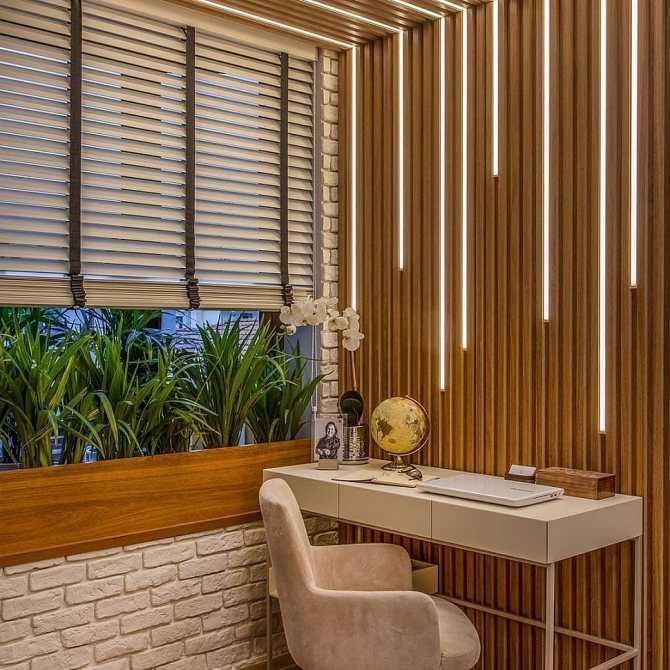Деревянные рейки в интерьере на стене гостиной, прихожей: как их сделать, отделка и декор
 - 28 фото