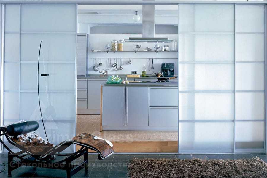 Перегородки между кухней и гостиной: зонирование с помощью раздвижных стеклянных изделий, красивый дизайн разделения из гипсокартона