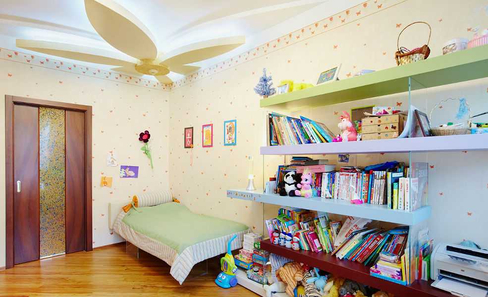 Оформление потолка в детской комнате для девочки заслуживает отдельного внимания Как оформить потолок для комнаты подростка Какие материалы использовать Какие цвета допустимы