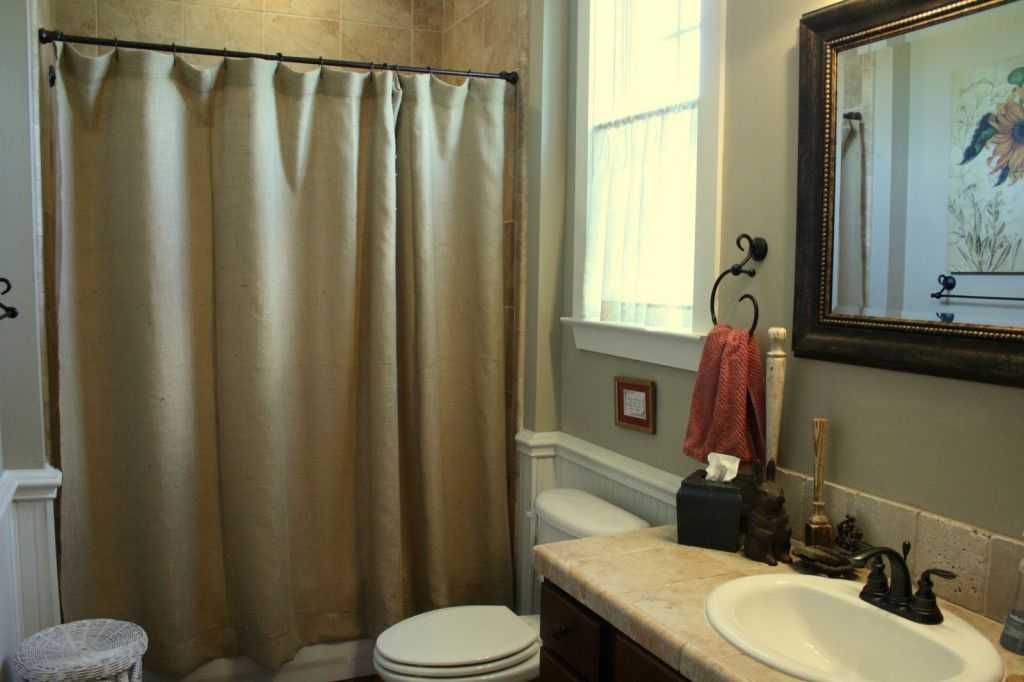 Штора в интерьере ванной комнаты: от видов размещения до практических советов