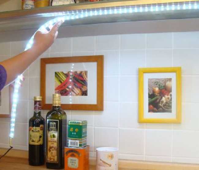 Светодиодная лента на кухню под шкафы (31 фото): диодная подсветка для кухонных шкафов в интерьере