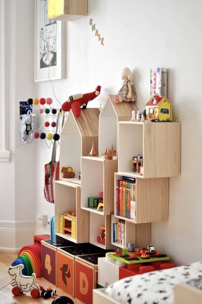 Стеллажи в виде домиков: с ящиками для игрушек в детской комнате и для кукол, размеры стеллажей в форме домов