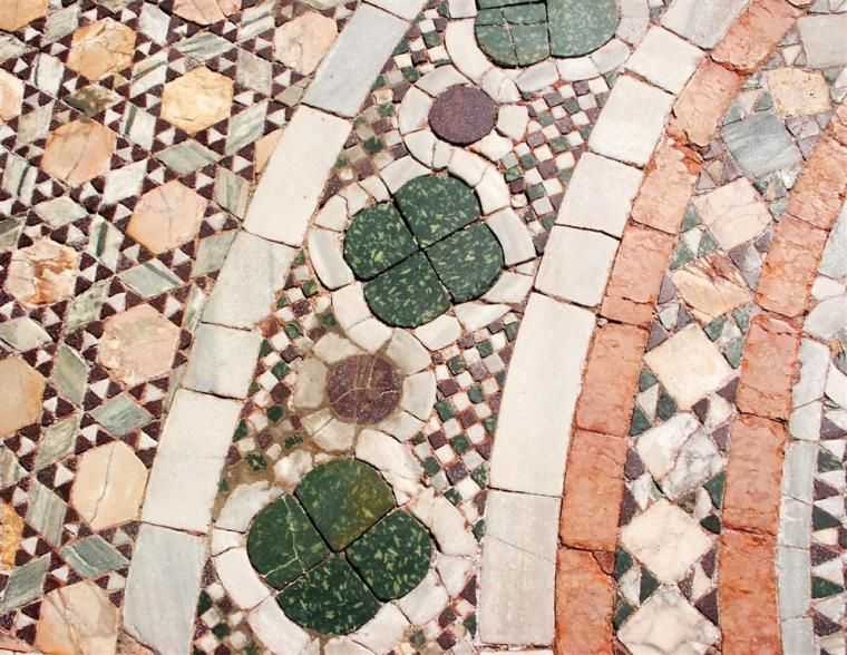 Керамическая мозаика (38 фото): мелкая кафельная плитка на мягкой основе, кафель и керамика в интерьере, виды и цвета