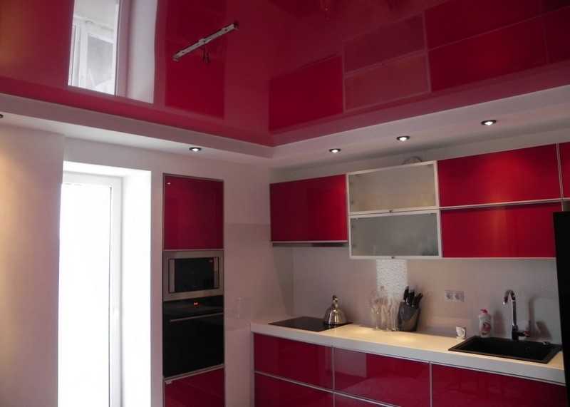 Натяжной потолок на кухне (58 фото): особенности дизайна. какой вид потолков лучше – глянцевые или матовые? черный потолок с рисунком в интерьере кухни