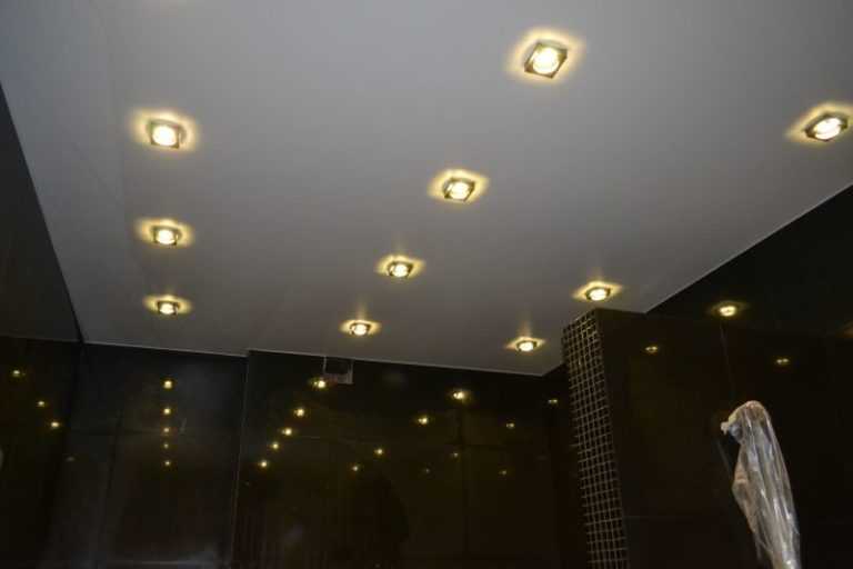 Фото натяжных потолков в зале с люстрой и светильниками: лучшие варианты в интерьере
