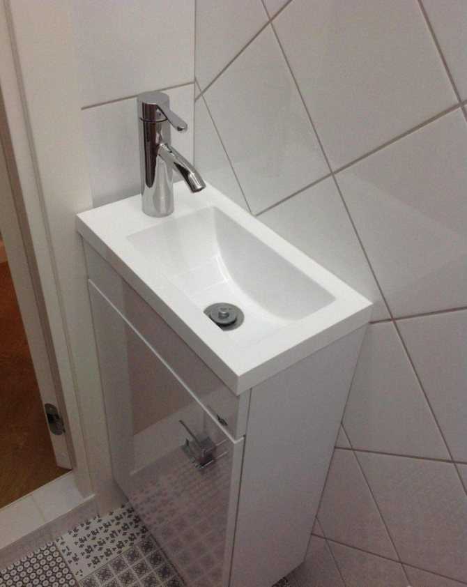 Маленькая угловая раковина в туалет 25х25