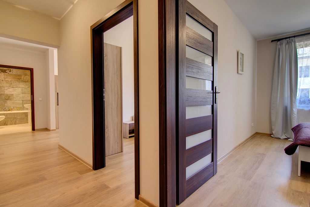 Двери цвета «венге» (48 фото): сочетаем оттенок ламината и светлого пола в комнате с обоями и плинтусами, варианты дизайна в интерьере квартиры