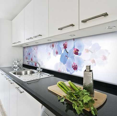 Скинали — беспроигрышный вариант добавить уникальности интерьеру: фото интересных стеклянных фартуков для кухни