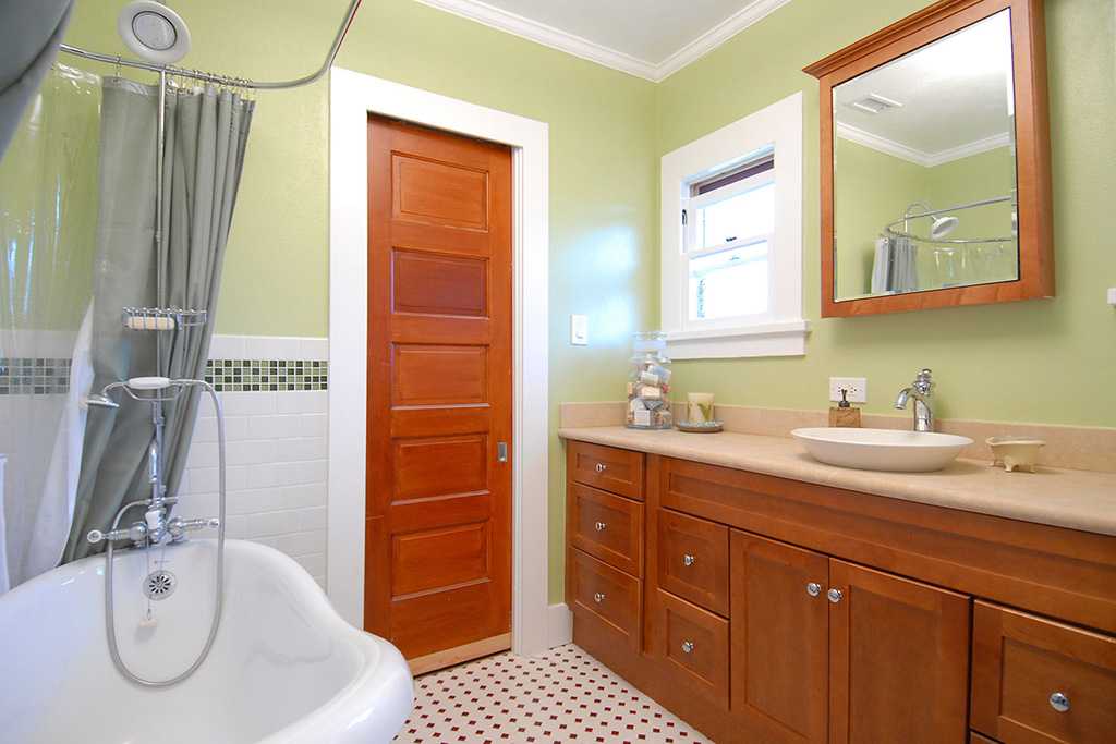 Двери в ванную комнату: лучшие модели, советы по монтажу и подбору фурнитуры