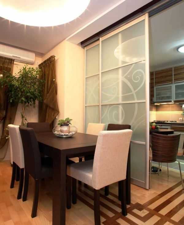 Зонирование квартиры-студии (58 фото): как отделить кухню от гостиной комнаты стеклянной перегородкой и аркой, раздвижные системы для спальни