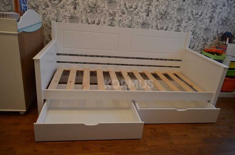 Детская кровать с ящиками (47 фото) — односпальные модели из массива с местом для хранения и маятником, кроватки-кушетки с отделом для белья внизу