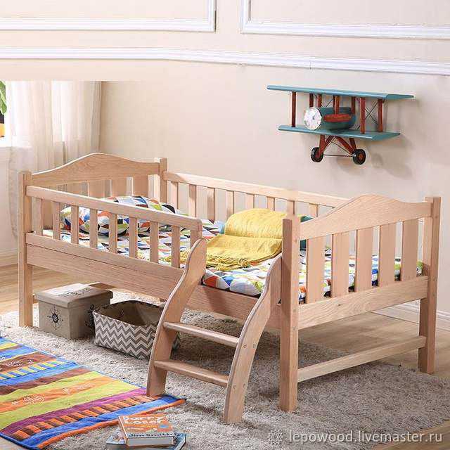 Современные двухъярусные кровати из массива дерева в интерьере детской