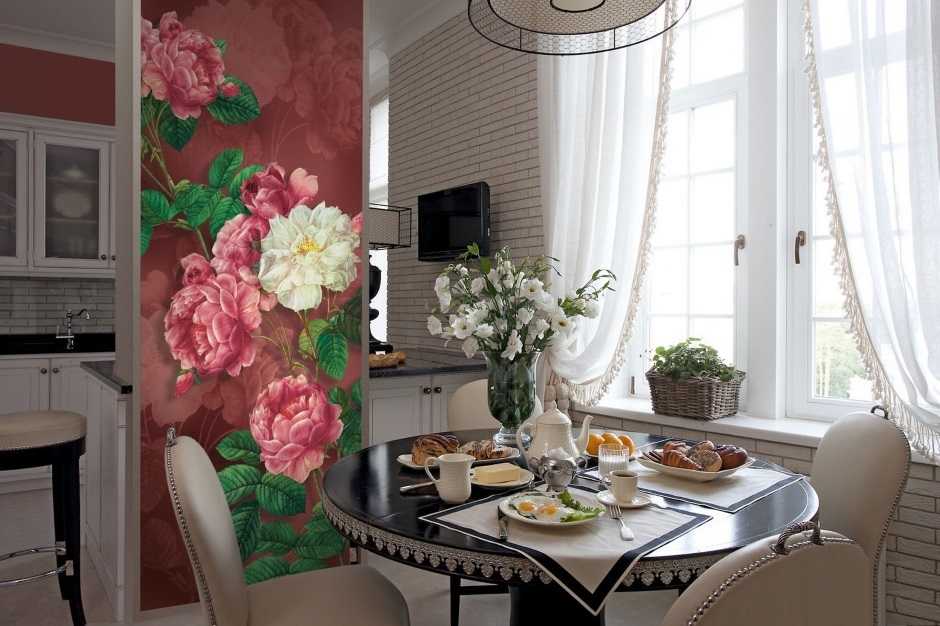 Обои с цветами для стен (58 фото): розами, крупными, в мелкий цветочек, однотонные, яркими маками в интерьере, видео