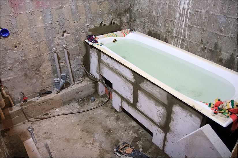 Установка ванны в ванной комнате – сложный процесс, который требует наличия определенных знаний и навыков. Как установить своими руками акриловую, чугунную модели Как осуществить демонтаж стального изделия