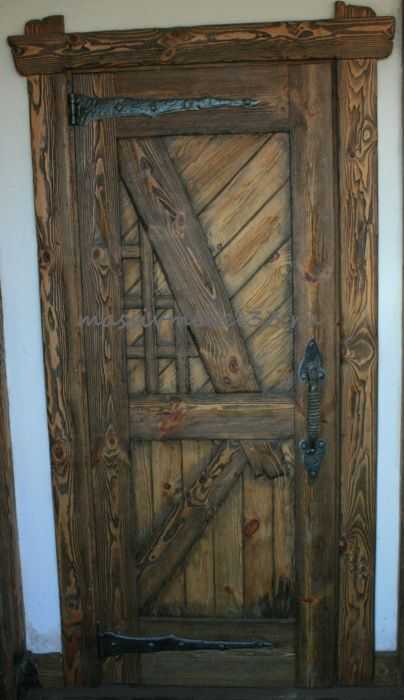 Двери под старину не теряют своей популярности Каким образом можно состарить деревянные межкомнатные двери из массива сосны, березы, дуба, бука, ореха Как и где используются старинные модели из дерева