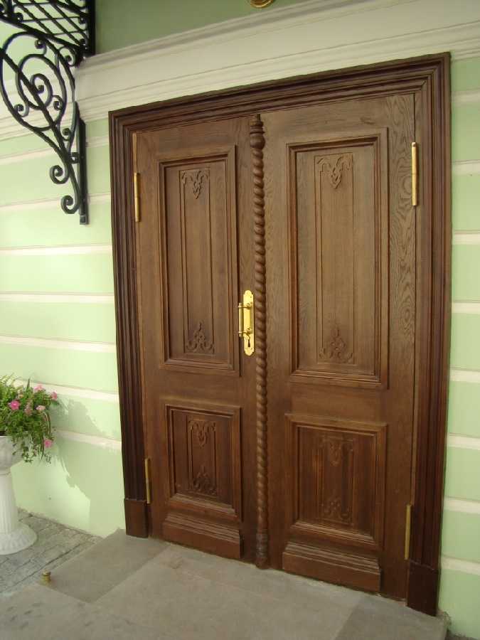 Двери деревянные дома цена. Входные двери из массива дерева. Дверь дерево. Дверь входная деревянная массив. Массивная деревянная дверь.