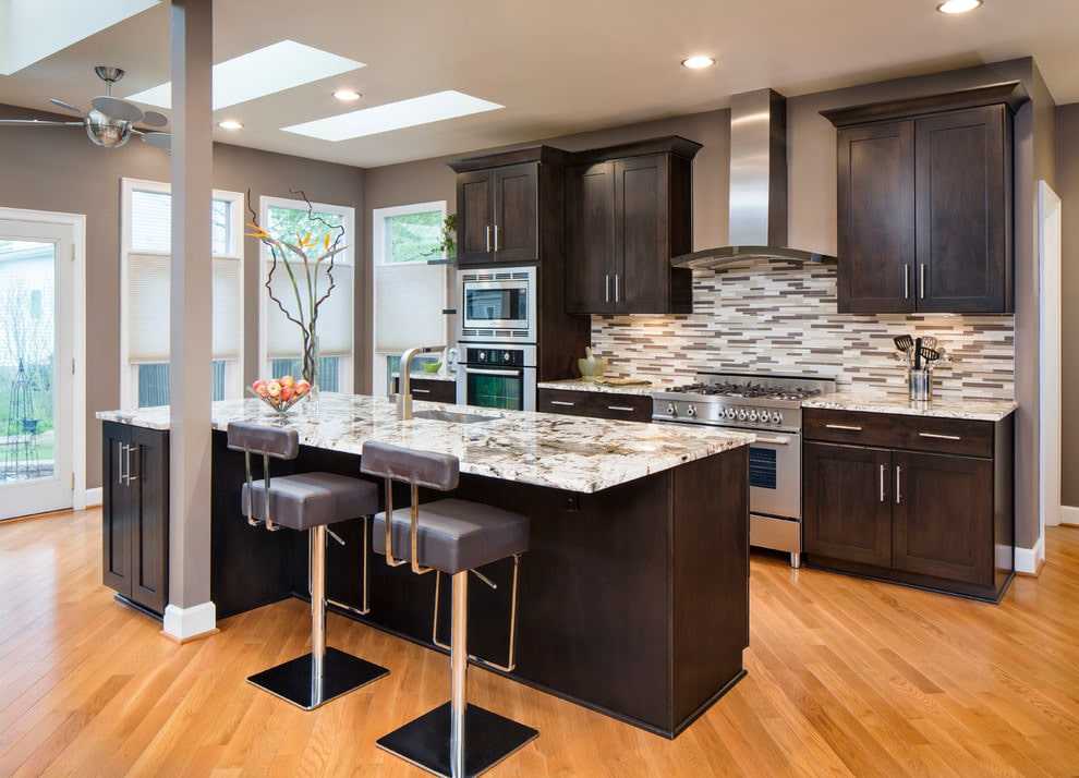 Столешница для белой кухни (36 фото): особенности дизайна с коричневой, бежевой и синей столешницами. какой цвет выбрать для светлой глянцевой кухни?