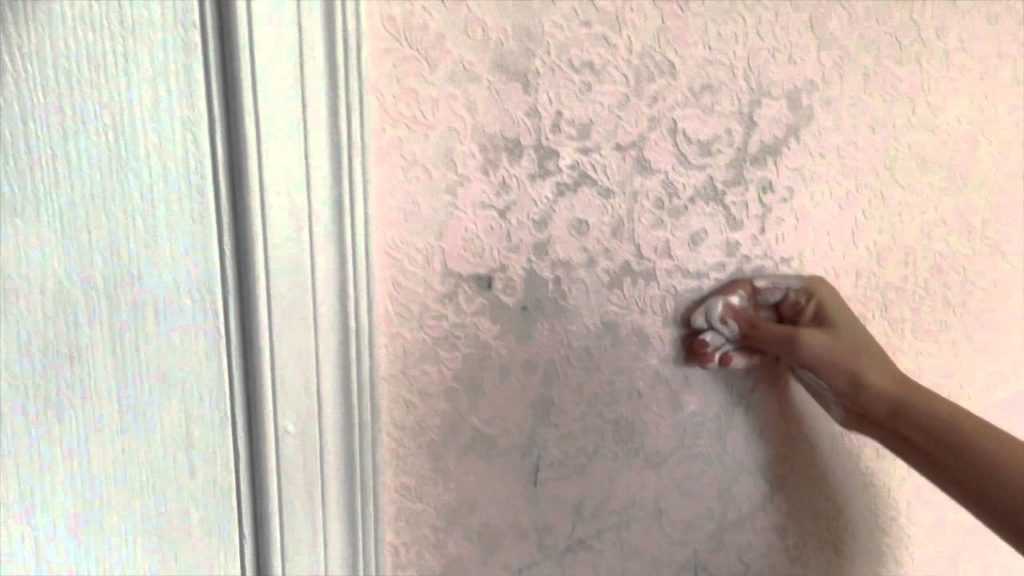 Как разгладить обои на стене: каким образом правильно убрать пузыри после высыхания, какие инструменты нужны?