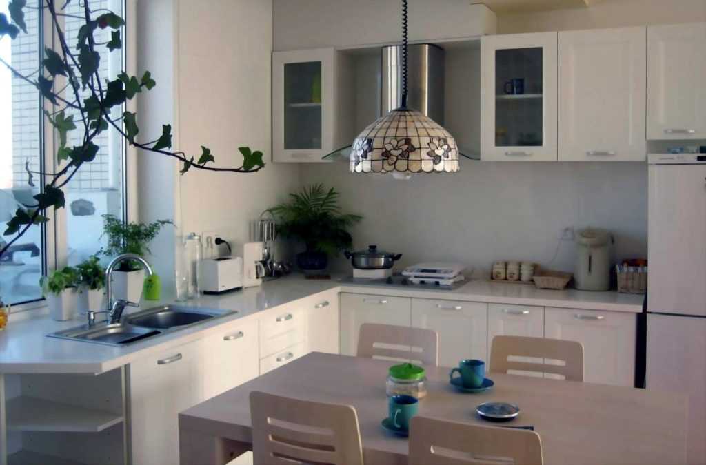Кухня вдоль окна (37 фото): как выбрать кухонный гарнитур? примеры дизайна в маленькой квартире. что делать с батареей?