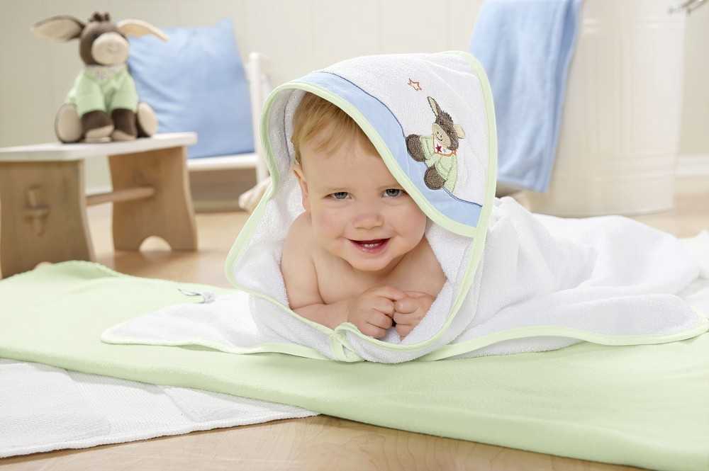 Комфорт с первых дней жизни: шьём полотенце с капюшоном для новорожденного ребёнка самостоятельно. полотенце для новорожденных с уголком своими руками