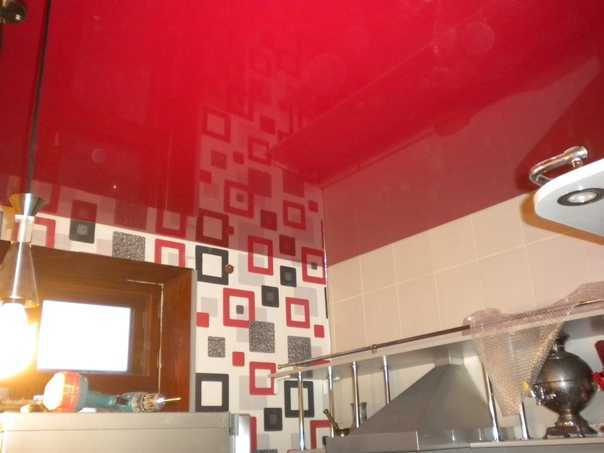 Начиная ремонт на кухне, многие решают отказаться от традиционного белого цвета для потолка. Цвет потолка на кухне может быть каким угодно: черным, красным или даже зеленым. Какой цвет будет гармонировать с интерьером вашей кухни